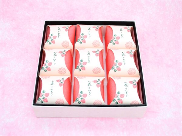 STRAWBERRY CREAM TART 9 PIECES BOX