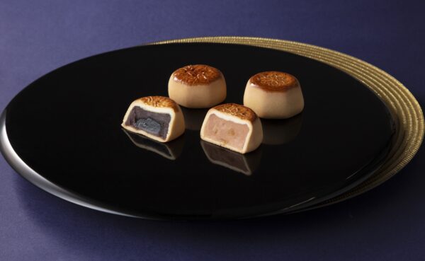 Mooncake black sesame & white peach